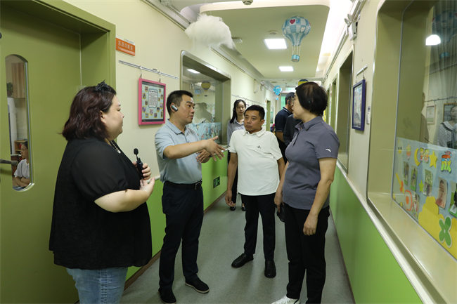 图为考察交流现场